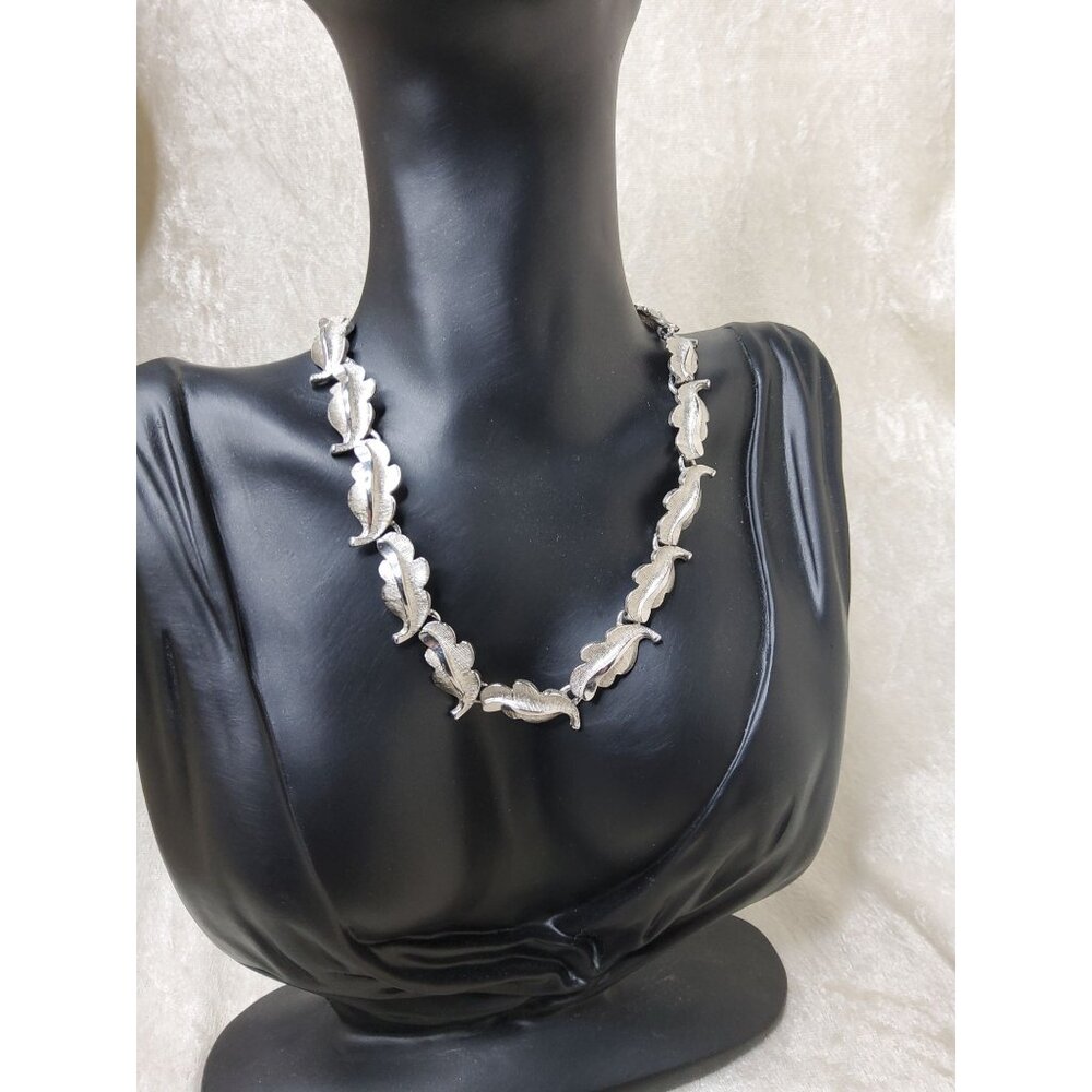 Vintage 1950's Karu Arke Signed Textured Silvertone Scalloped Leaf Choker Neckla
